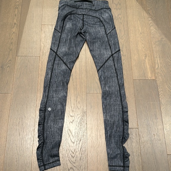 Lululemon Woman's Size 2 Black & White Speed Tight III Leggings - Picture 2 of 9